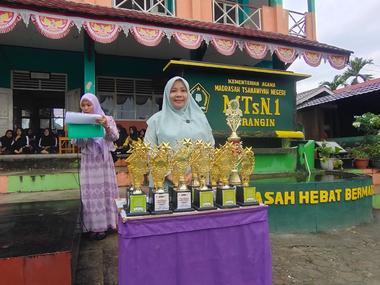 BORONG TIGA BELAS PIALA 