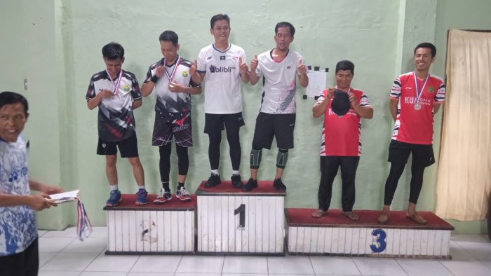 Bapak Tri Sulistiyo, S.Pd., M.A. dan M. Amin, S.Pd., Membawa Pulang Medali Emas Cabang Badminton HAB Ke-80