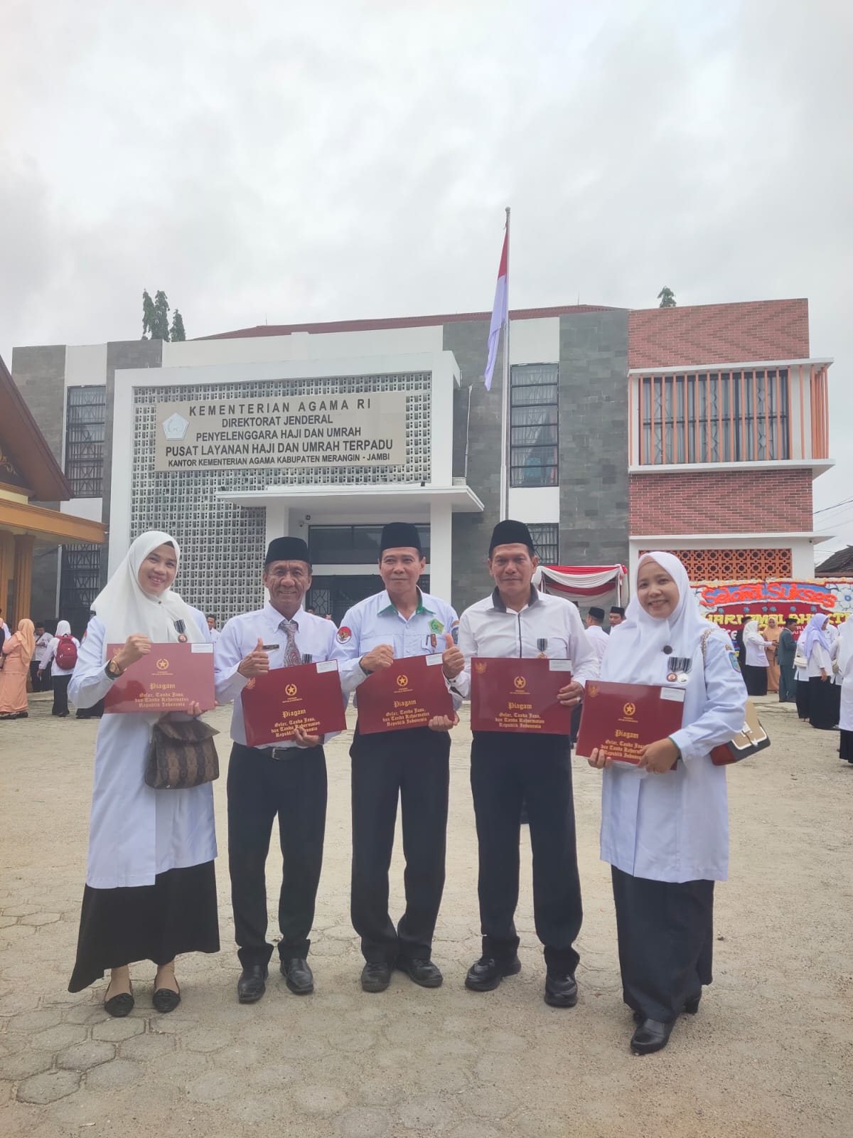 Guru MTs N 1 Merangin Terima Penghargaan Satya Lencana Karya Satya