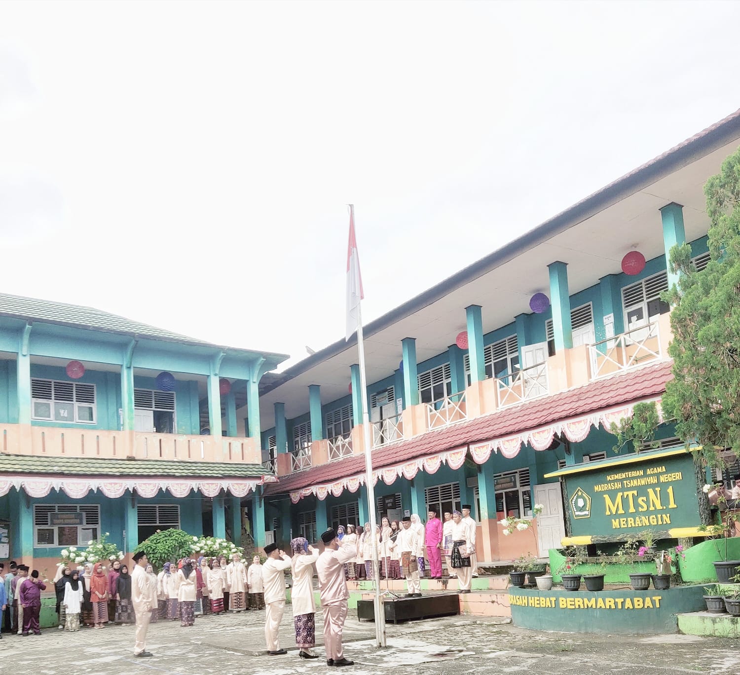 GURU BERTUGAS DALAM UPACARA HARI LAHIR PANCASILA