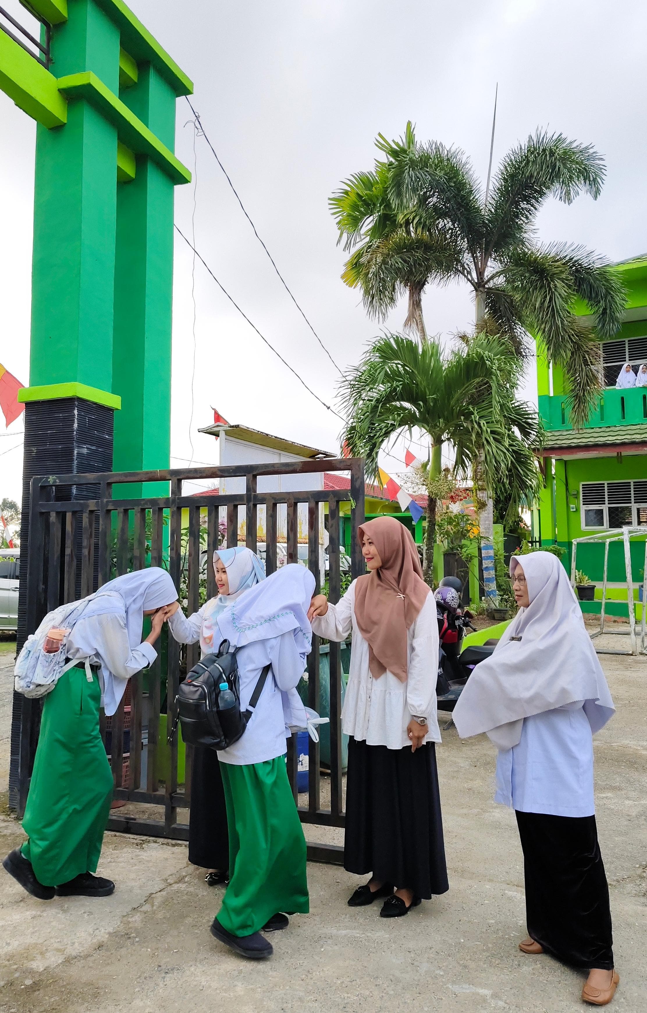 PENYAMBUTAN PESERTA DIDIK DISETIAP PAGI