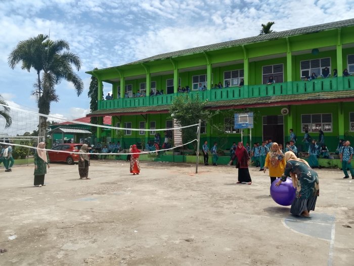 Latihan Perdana Tim Bola Voli Gembira MTsN 1 Merangin Sambut HAB Ke-80 Kemenag RI