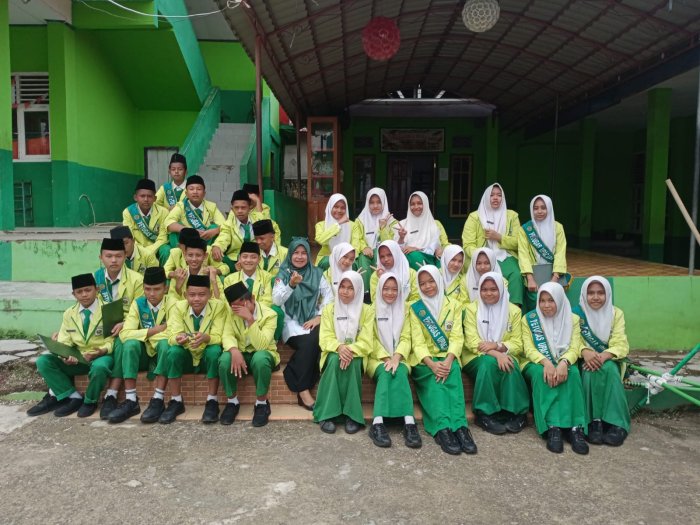 Kelas IXF Sukses Menjadi Petugas Upacara Rutin Hari Senin