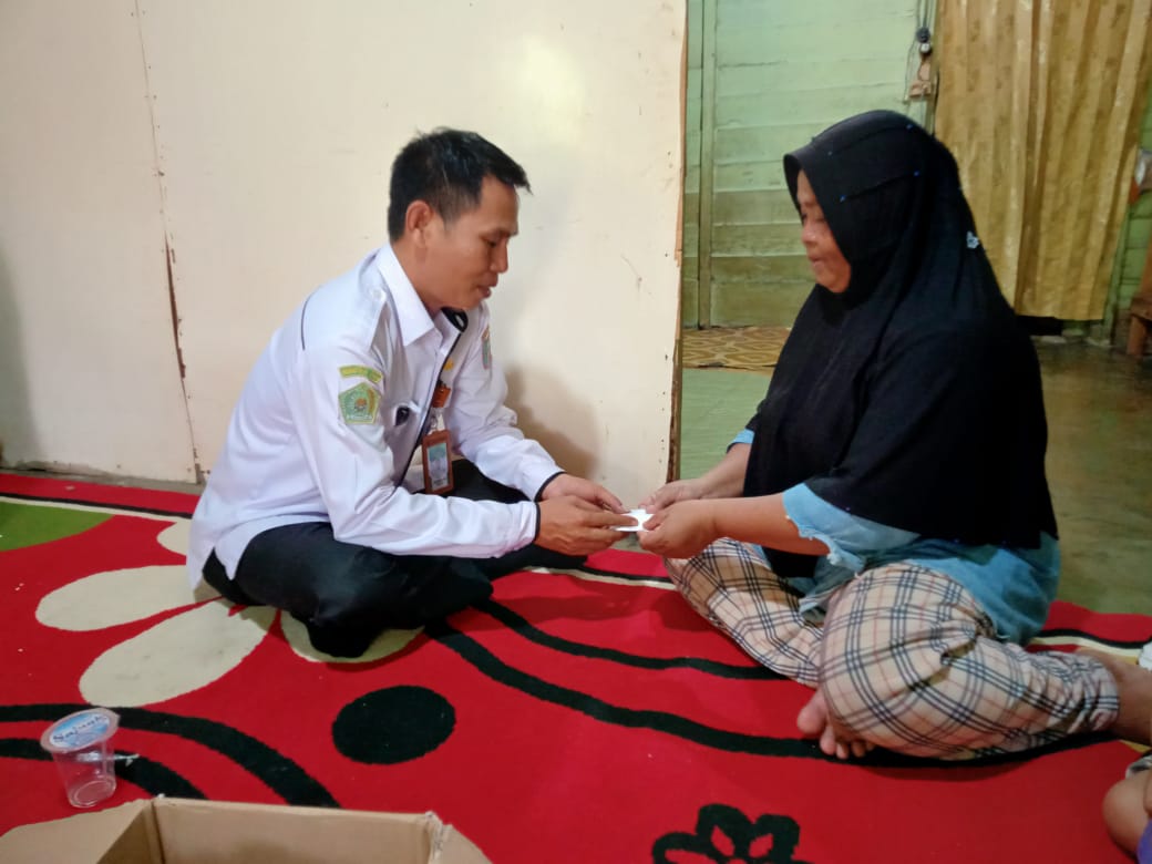 penyerahan santunan kepada salah satu murid yang berduka