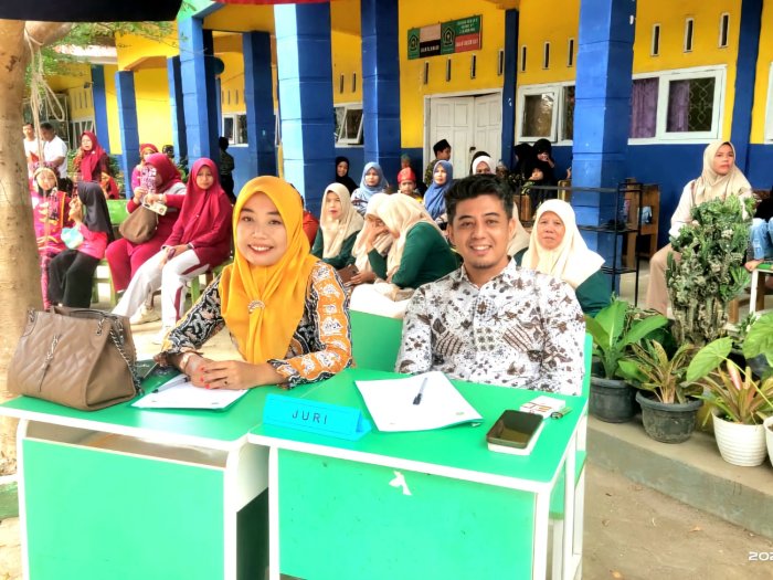 Ibu Rina Juri Lomba Solosong Aksioma Ke-VIII Tingkat MI