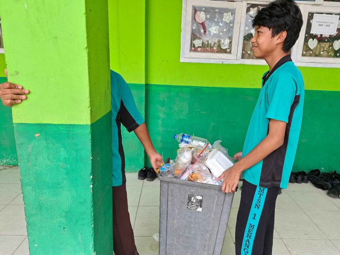 Gerakan Perah Peka Upaya Menjaga Kebersihan Madrasah