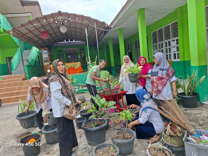 Majelis Guru Dibantu Anggota Pramuka Lakukan Penghijauan Madrasah