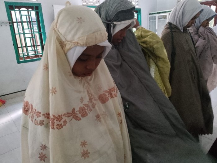 Rohis: Salat Zuhur Berjamaah sebagai Implementasi Kurikulum Berbasis Cinta (KBC)