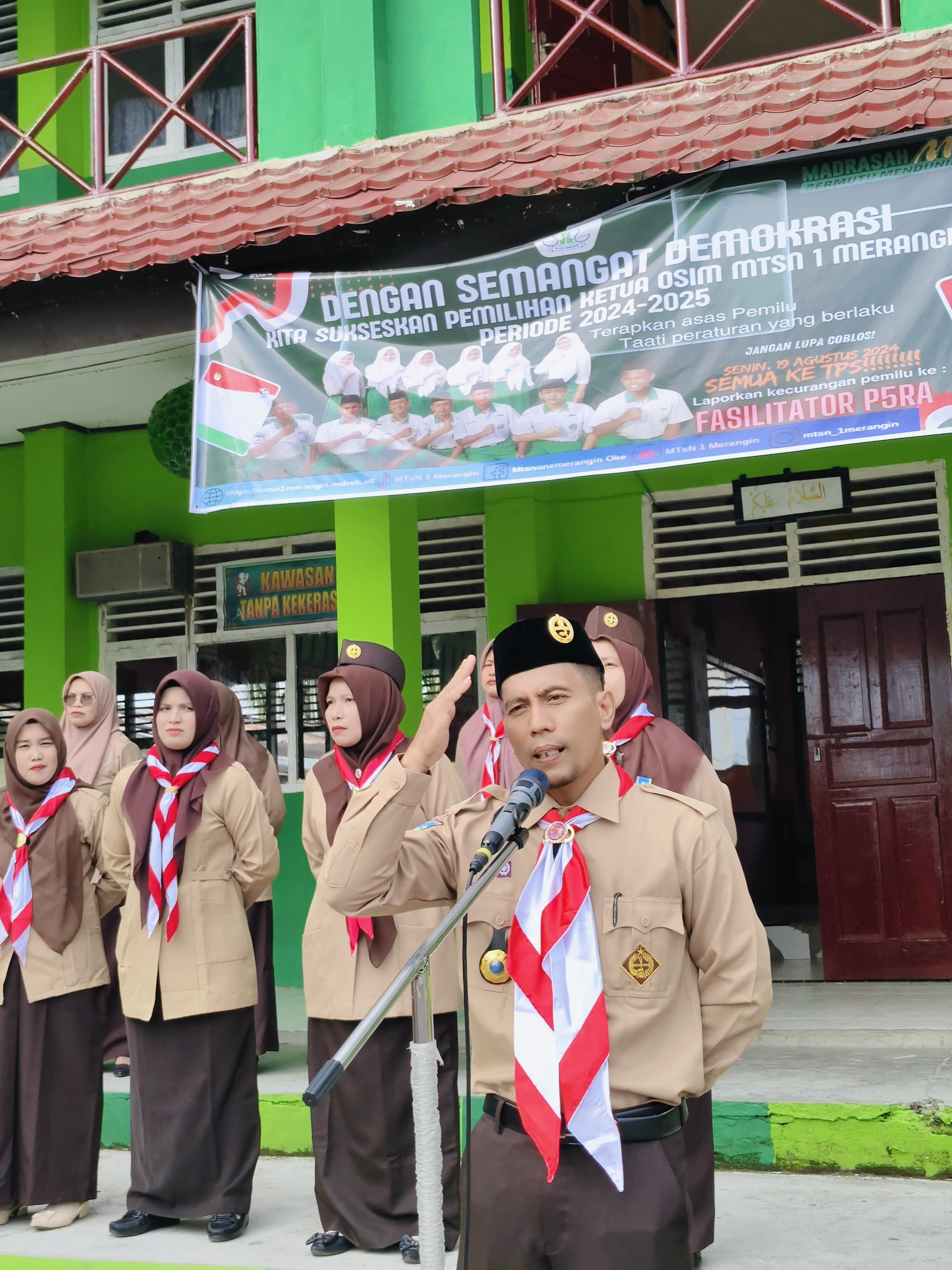 MTs N 1 Merangin Selenggarakan Upacara Hari Pramuka, Kamabigus Tri Sulistyo Bertindak Sebagai Pembina