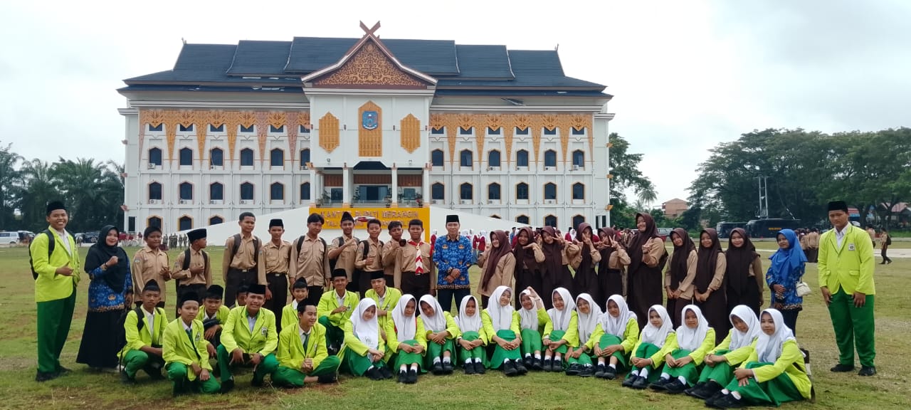 MTsN 1 Merangin Mengikuti Upacara Hari Kebangkitan Nasional di Kantor Bupati Merangin