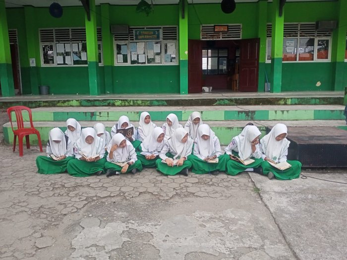 SARI TEAJUZ: Hari Ketujuh Petugas Kelas VIIIA