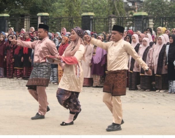 Haru Bertugas dalam Peringatan HGN Ke-80 Inspektur Upacara Kepala Kantor Wilayah Kementerian Agama Provinsi Jambi