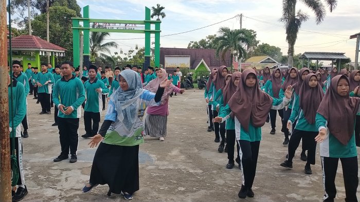 Guru dan Peserta Didik Gelar Senam Pagi Bersama