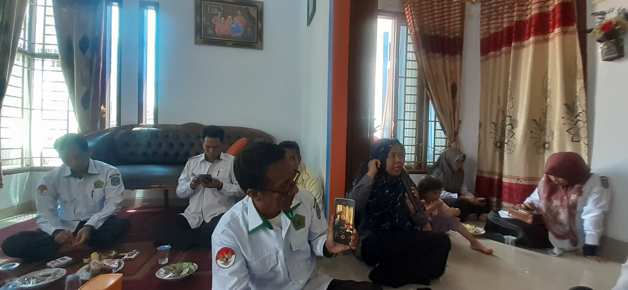 MTsN 1 Merangin Takziah di Rumah Ibu Afni Musra